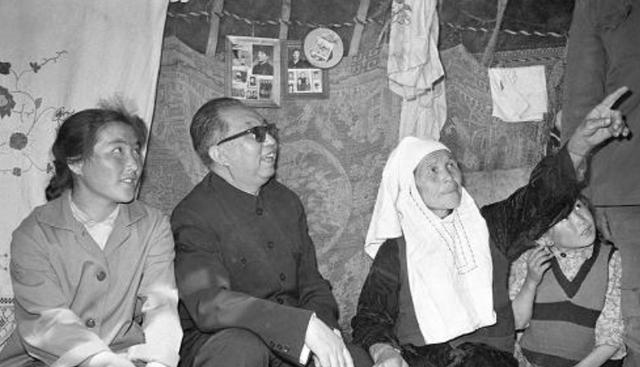 15岁入党	，18岁和主席结婚，如今仍健在，却几乎不露面