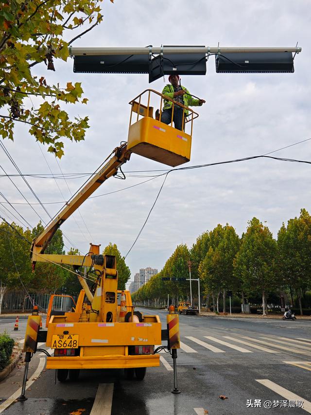 信号灯调试与交通优化双管齐下 护航文旅热潮