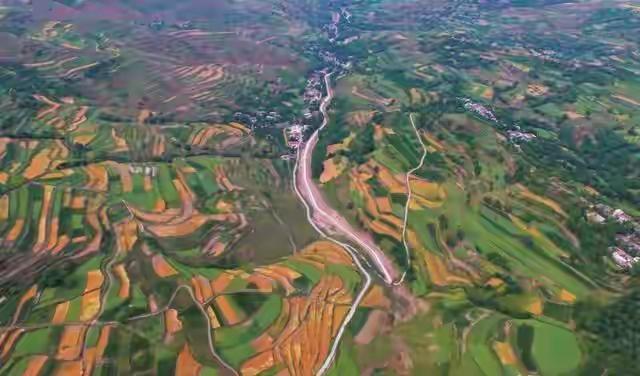 积石山是个什么样的地方？生活在这里的人们，一看到黄河就大喊家