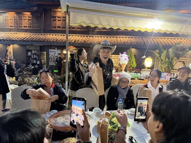 【外眼看云南】柬埔寨顶流姜思倪携家人圆梦云南：玉龙雪山遇雾亦浪漫，民宿庆生显温情