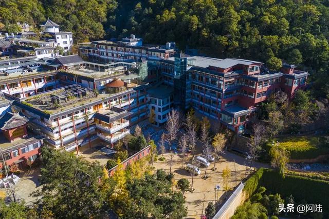 《徐霞客游记》中两次提及的报恩寺就在大理鸡足山上，但路况堪忧