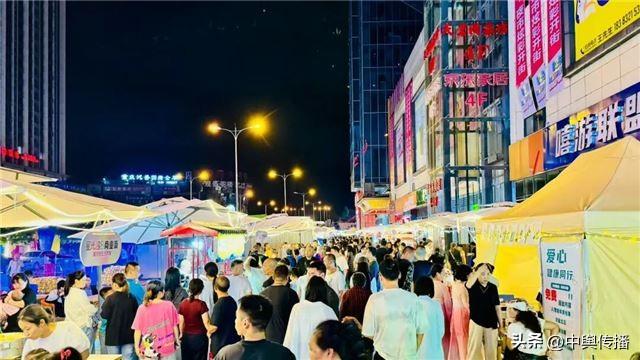 文旅消费再添“王炸”！内江商贸城星光夜市炫彩开街——