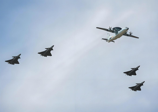 特朗普连炸7国，美防长逼中国往后退	，102架次美军机分批进南海