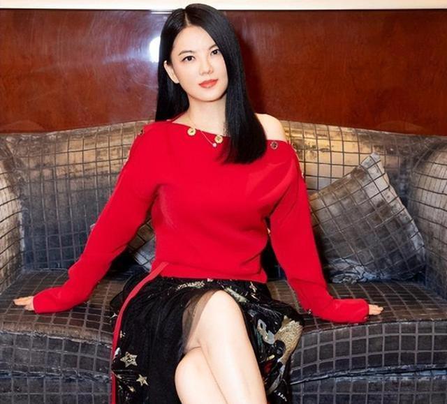 李湘机场照火了！身材又胖了一圈，走路时连肉都在抖动！喜感十足