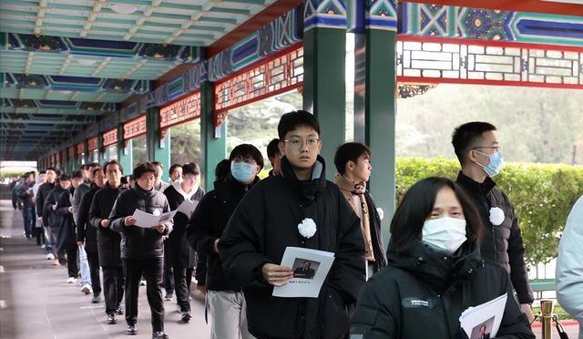 杨振宁葬礼结束，盖国旗完成夙愿不到24小时，恶心一幕就出现了！