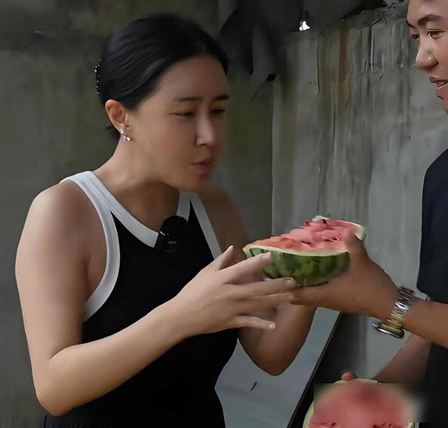 香港三级片女星下嫁农村，曾不雅照满天飞，如今42岁官宣怀孕