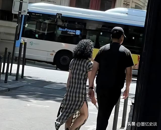面相变了！拒绝道歉，“逃往”法国，57岁金星满脸褶子胸都小了