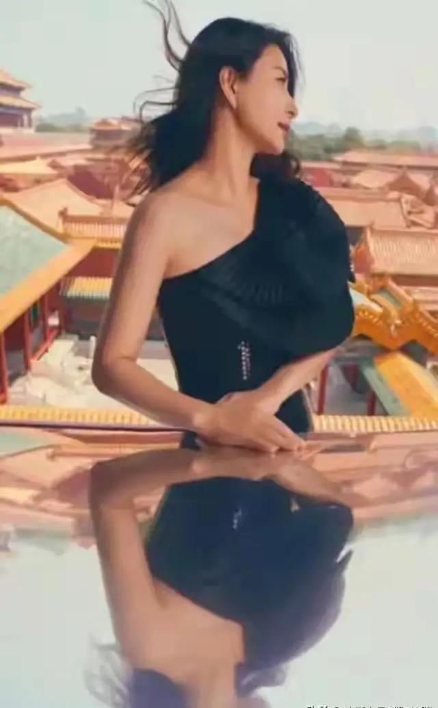 郭晶晶被特批在故宫拍摄的杂志封面，散发出来的气场	，太震撼了