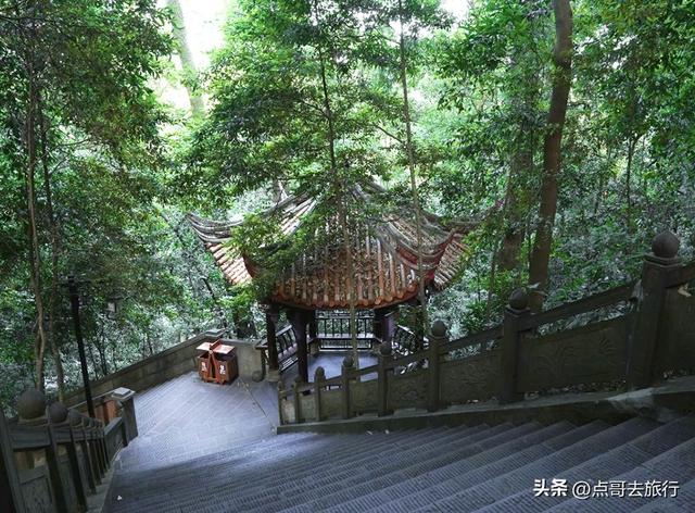 成都周边可乘凉的寺庙，占据绝对优势，25度左右的夏天，不要门票