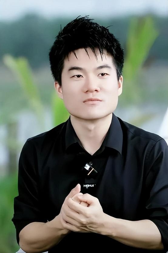 俞敏洪没想到，董宇辉受邀九三阅兵半月多，再因一个举动口碑暴涨