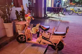 “小凳子”随便装，如此带娃骑车太危险！图片