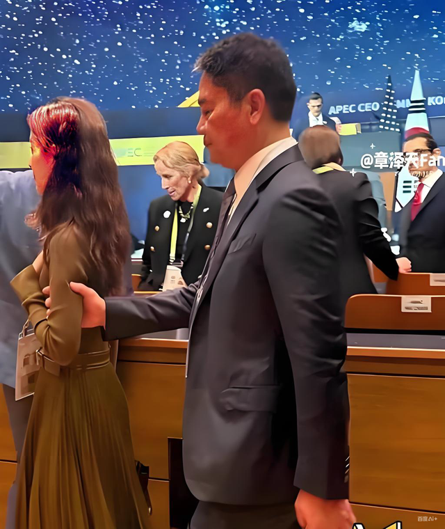 刘强东一句自嘲引爆热搜，一流企业家的调侃艺术有多高超？