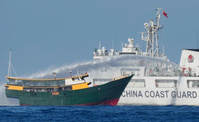 南海冲突，100多菲船冲向中国岛屿，砰的一声响，双方猛烈碰撞