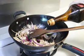 “败家老妈”做了几十年饭后总结：这9种锅不要买，中看不中用！图片