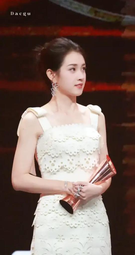 “短剧女王”郭宇欣真实颜值曝光	，方脸龅牙大粗腿，26岁模样成熟