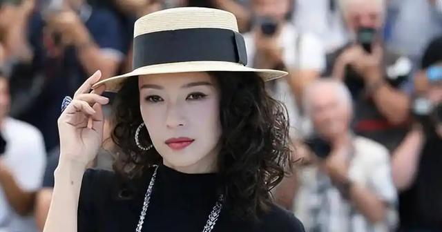 离春节不到两个月,46岁章子怡再次官宣喜讯,撕碎汪峰仅剩的体面