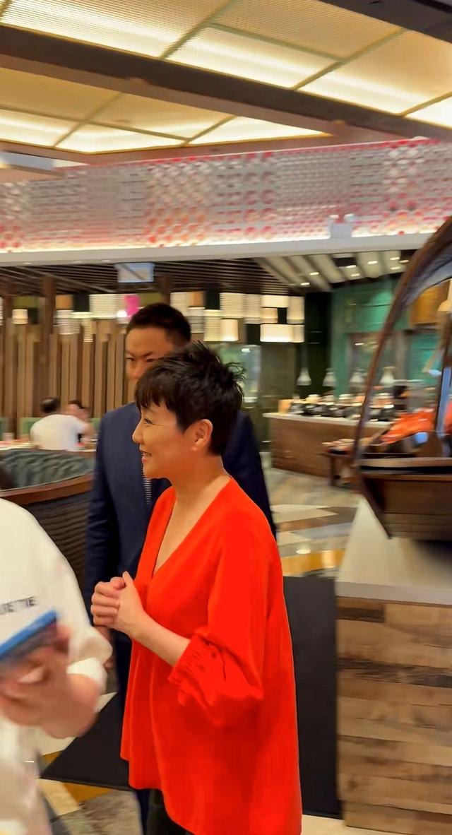 梁安琪好风光，中秋节现身自家酒店澳门葡京切月饼，穿着喜庆霸气