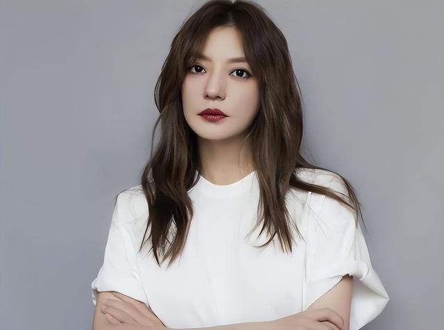 死心不息！劣迹艺人赵薇走投无路，15岁女儿成她的最后一根稻草