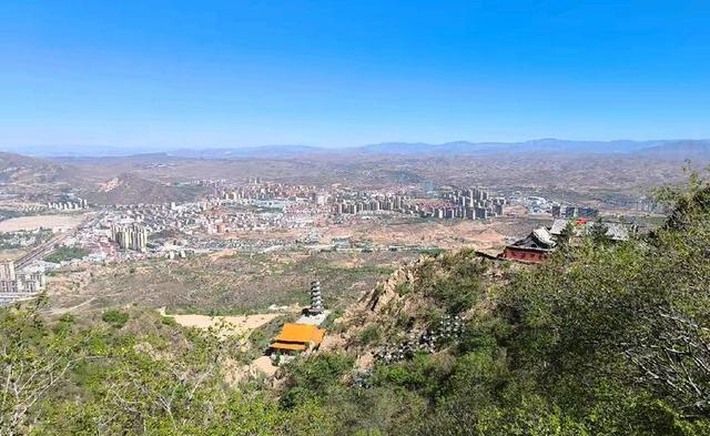 到河北张家口登鸡鸣山