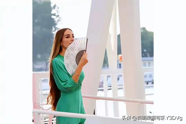 阿塞拜疆第一夫人在北京太美了！穿白裙观礼气质绝了，美如超模