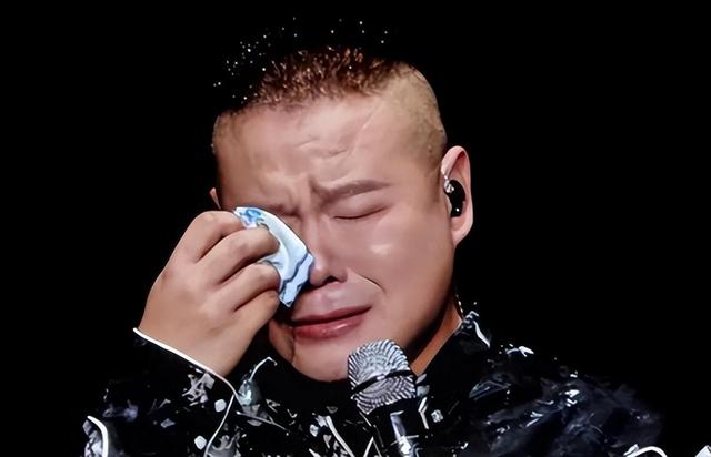 才宣布不上2026央视春晚，岳云鹏被扒底朝天	，打小抄是冰山一角