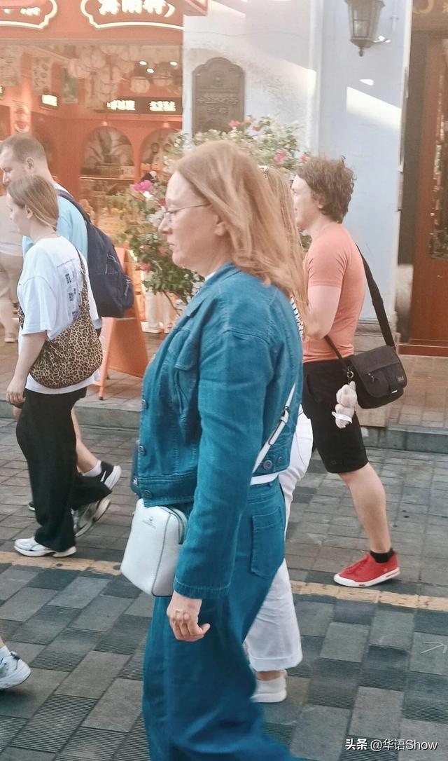 封关前瞻丨海口骑楼老街冬日景象：满眼都是外国人