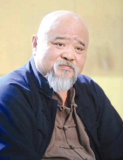 不顾医生劝阻每天2包烟，顿顿8两白酒的演员李琦，如今变成啥样