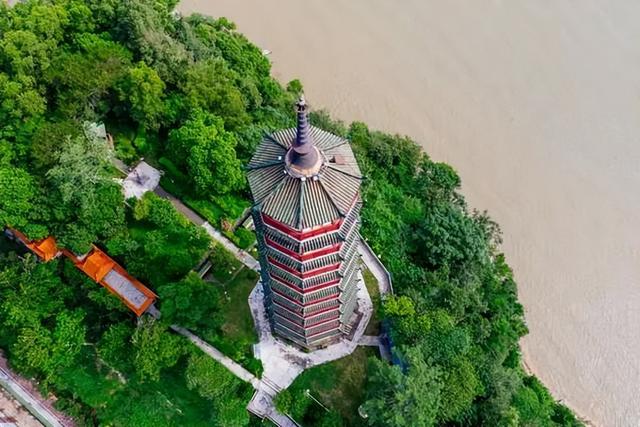 半江碧波，一城风华。这里是龙母故乡、崇德之城——德庆！