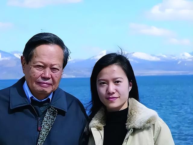 知情人曝杨振宁离世前状况，摔跤或是罪魁祸首，翁帆疑似早有察觉