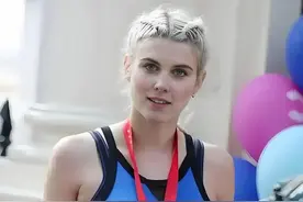 秘鲁名模阿什莉·詹姆斯：以傲人身材征服时尚界图片