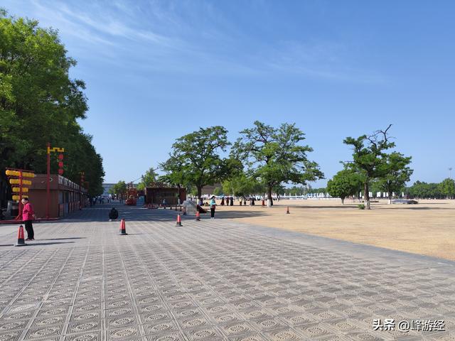 大明宫遗址公园，虽早已沦为废墟，仍可见当年的辉煌