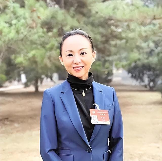 当年千手观音的聋哑人领舞，被富商苦追8年，她如今成了这副摸样