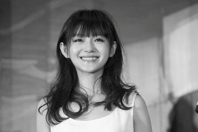 2025女性生存图鉴：被看见后被撕碎，她们正在夺回叙事权路上狂奔