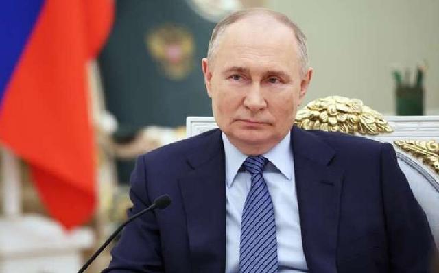 日本高层赴俄，在中国背后捅刀，高市早苗知道：拼速度的时候到了