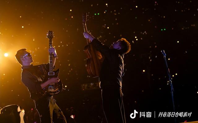 “跟着艺术游甘肃”敦煌鸣沙山月牙泉“抖音七夕落日派对”成功举办