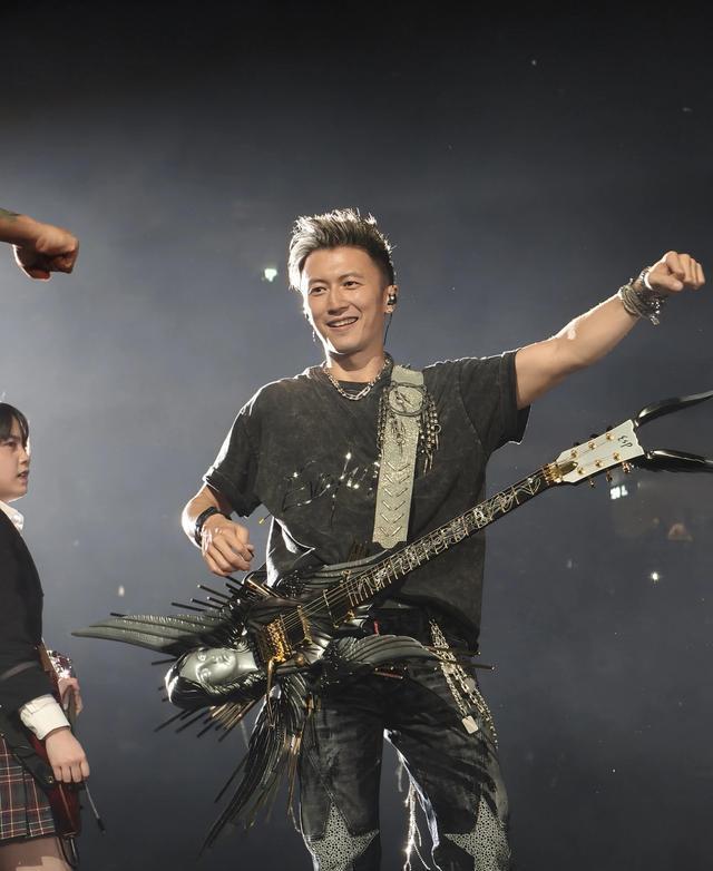 谢霆锋广州演唱会“封神”，张杰、周杰伦估计后槽牙都要咬碎了。