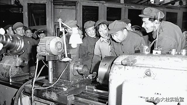 华国锋夫人韩芝俊有多美？1961年全家在长沙留影，30岁她端庄贤惠