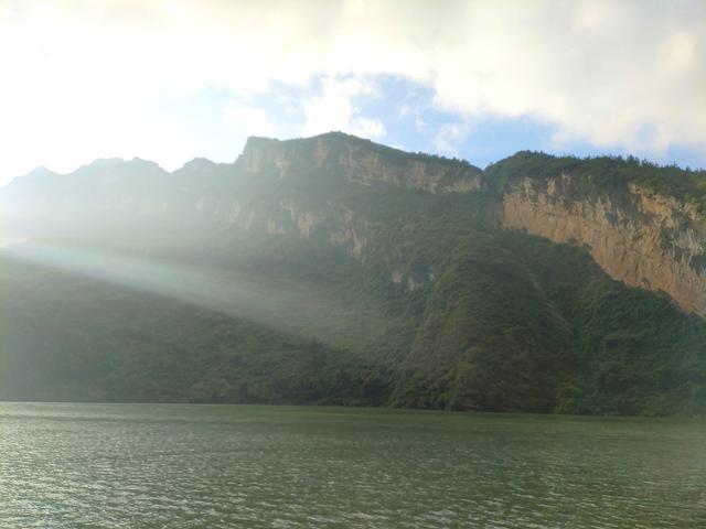 鄂渝行第四天（上）：小红船换小白船，从巫山到巴东
