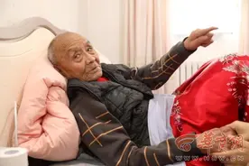 “网红”老孙 100岁了还被大家喜欢 特别荣幸图片