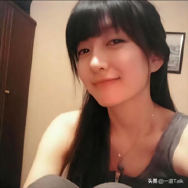 比整容还可怕！39岁江疏影现身活动，嘴歪脸僵、造型丑到认不出！