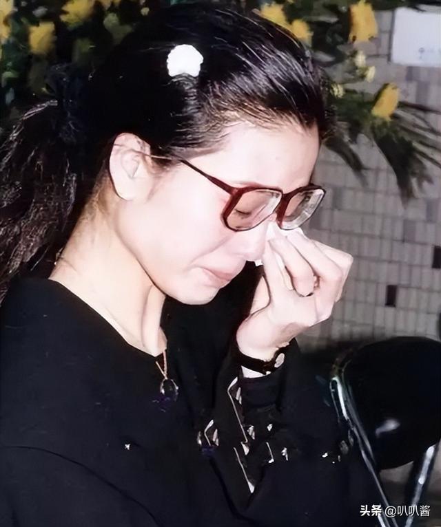 她曾是香港第一美女，21岁嫁51岁富豪，洞房13天后“克死”丈夫
