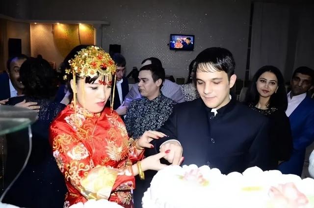阿塞拜疆小伙零彩礼娶甘肃女孩，定居成都后提出分房睡，出轨了？