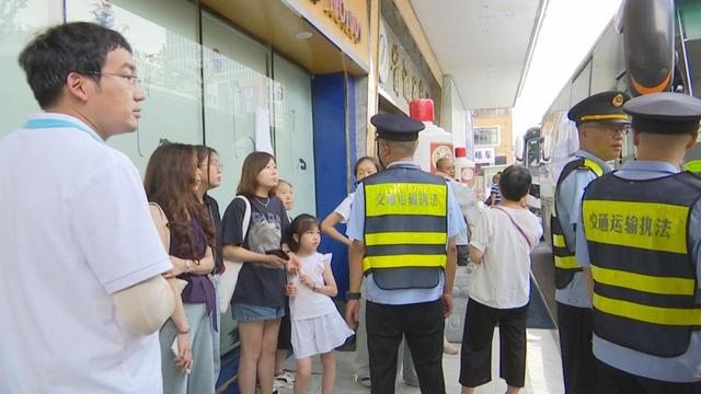 观山湖区多部门联合执法 护航旅客打卡酱酒文化馆