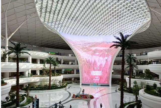 首富夫妻逃亡两年终落网，一人暴力抗法，一人狂卷9.7亿海外被抓