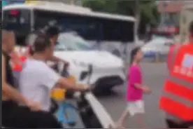 萝卜无人驾驶横停马路中央，交通瘫痪，交警出马无果，官方回应图片