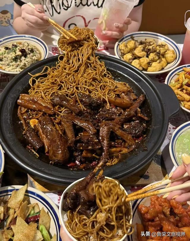 穿越米仓红枫，探秘巴山大峡谷：秦巴山脉里的秋日秘境与千年巴韵