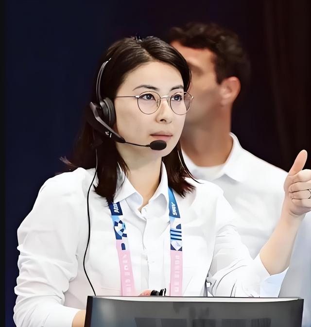郭晶晶一身裁判服震动香港豪门！霍震霆一句话道破她真正地位