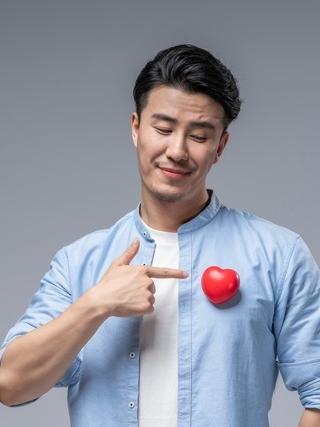 男人喜欢你，藏不住的7个“心动暗号”