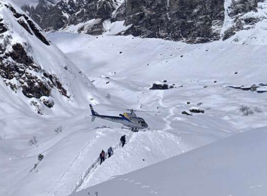 尼泊尔雪崩惊魂，“一堵雪墙”从山壁崩落倾泻而下