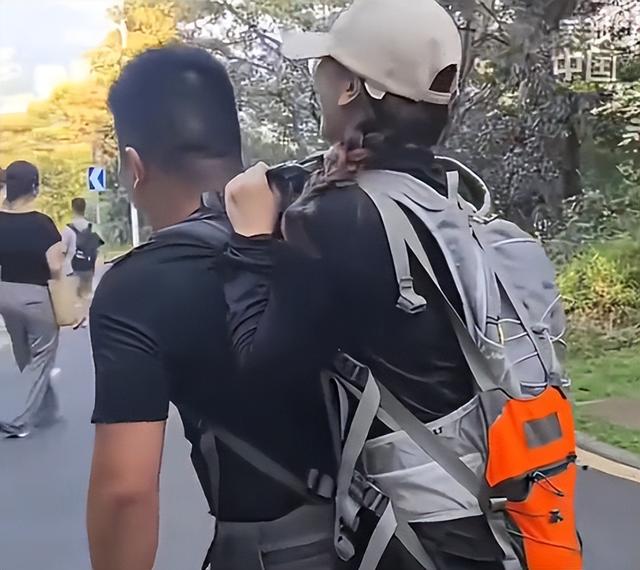 广东女子登山脚崴，被陌生小伙背40分钟下山:恶心的一幕出现了